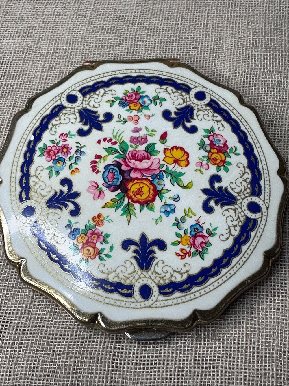 VTG Stratton England Compact Scalloped Edge Floral Enamel